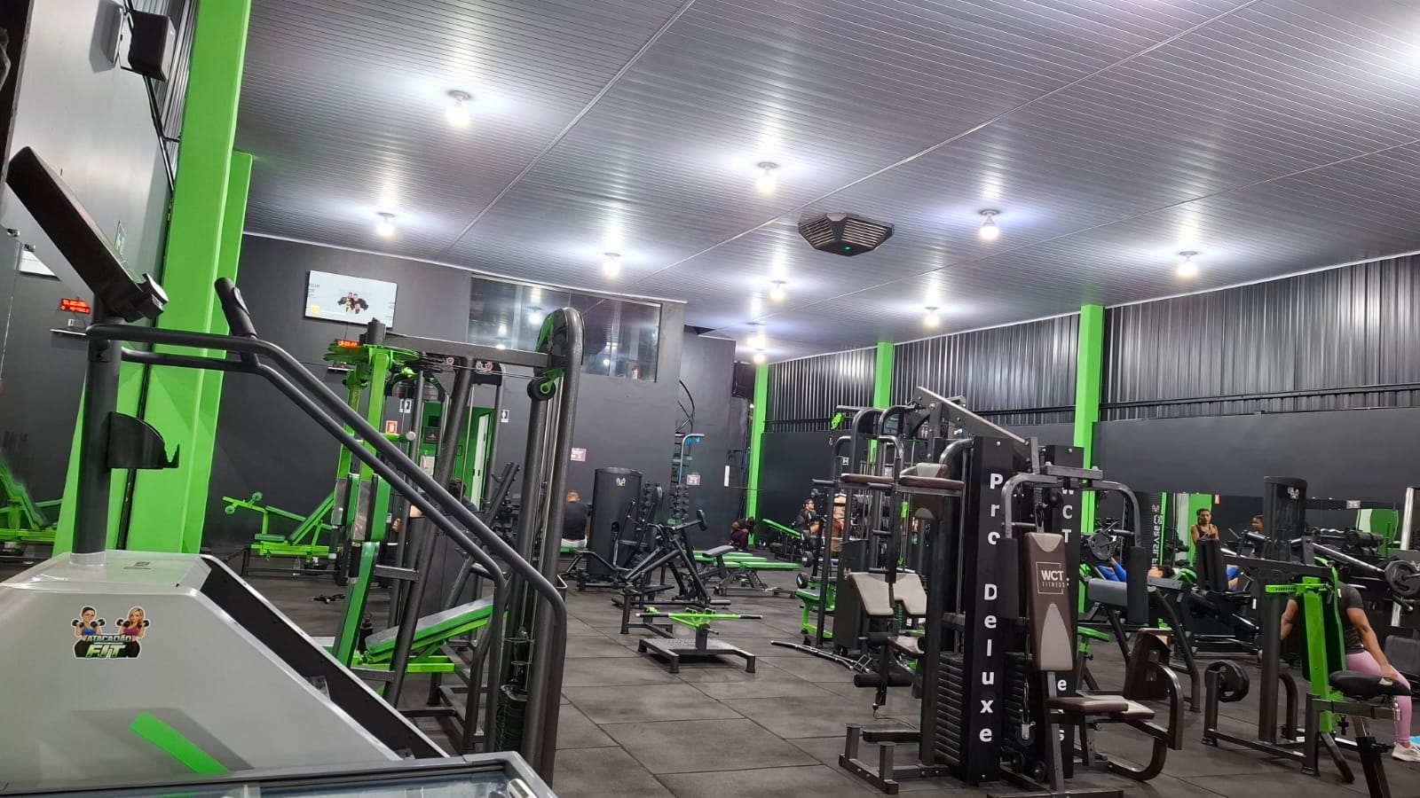 Estações de treino com máquinas de cabos e pesos selecionáveis