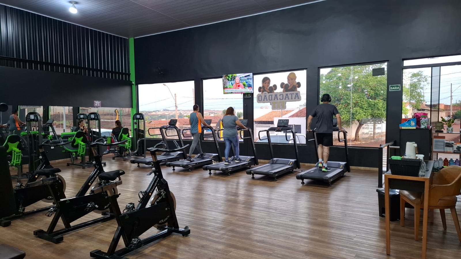 Área de cardio com bicicletas de spinning e esteiras